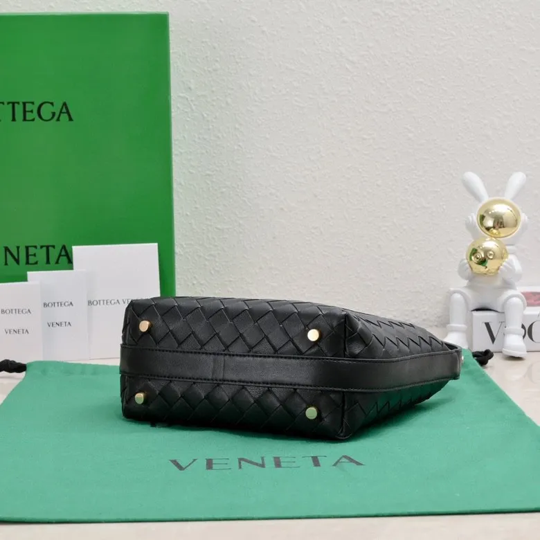 Batch 1360 #BvWallace Shoulder Lunch Bag 🔥 A lunch box bag that you can just grab and go. It is made of classic intrecciato weaving technology and reflects the craftsmanship of Bottega. The entire bag is made of top-grade happa lambskin. It is very soft and lightweight. The small bag shape is cute and exquisite. The interior capacity is also very large and can be carried under the arm. It is quite practical! The bottom of the bag is made of gold metal to prevent wear and tear. The details are really good! Choose this elegant commuting bag for Zaoba people~ Size: 22x13x9.5, model number; 7748#